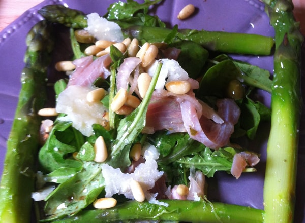 Asperges Sur Lit De Roquette Thon Fume Oeufs De Caille Mollets