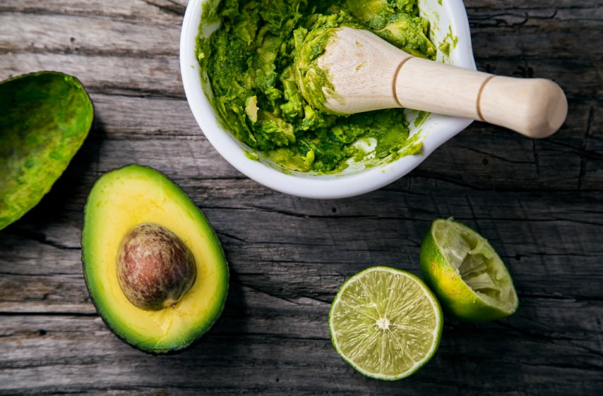 recette de guacamole en préparation