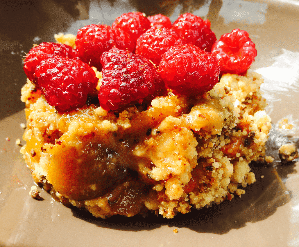 la meilleure recette du Crumble pêche amaretti framboise coulis de fruits rouge-lameilleurecette