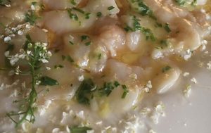 Carpaccio de noix de Saint-Jacques, émulsion sauce soja citron de menton, noisettes