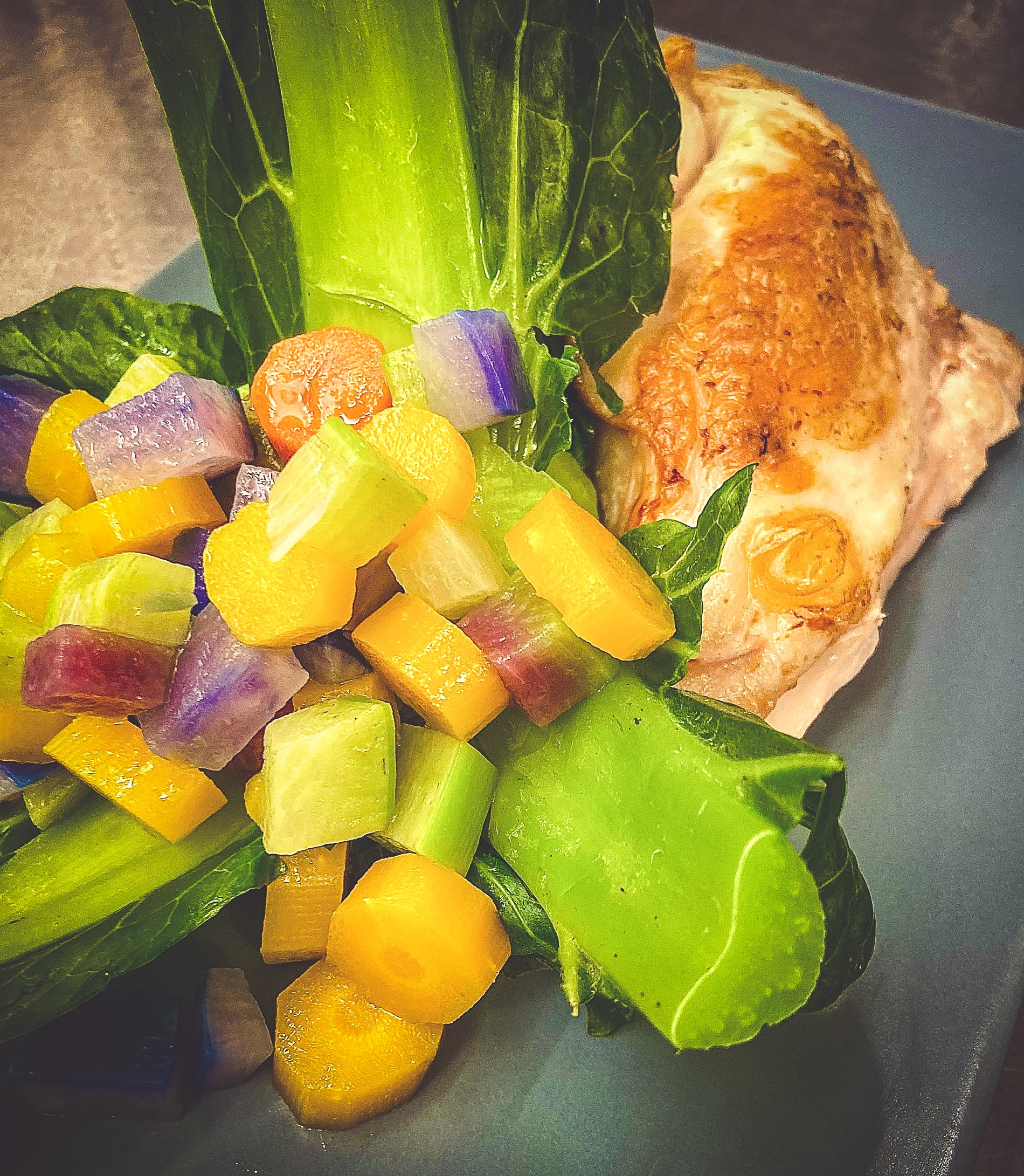 Chapon rôti au fruit doré, purée de rattes, et jardinière croque chou